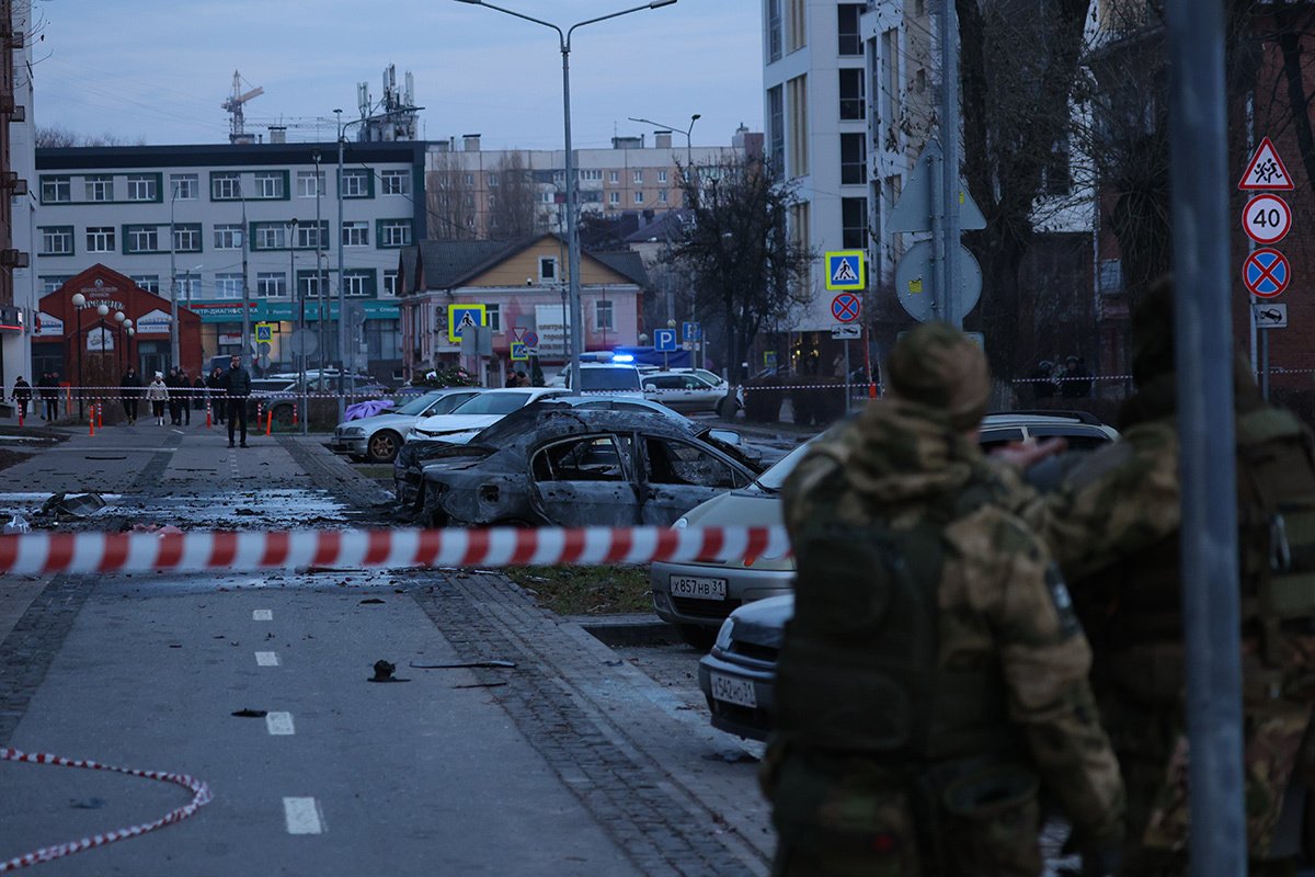 Поврежденные автомобили после обстрела в Белгорода, 30 декабря 2023 года. Фото: Emil Leegunov / Anadolu / Getty Images