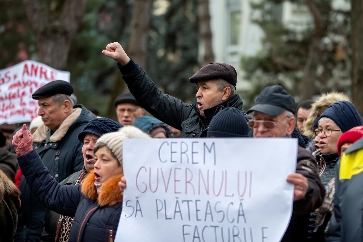 Сторонники партии «Шор» принимают участие в акции протеста у здания парламента в Кишиневе, Молдова, 16 февраля 2023 г. На плакате написано: «Мы просим правительство оплатить наши счета». Фото: EPA-EFE/DUMITRU DORU
