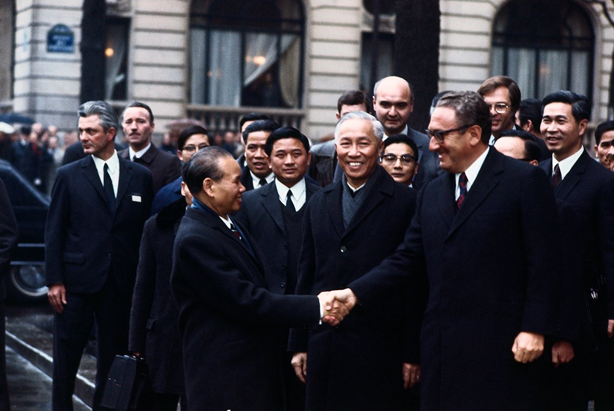 Советник президента США Генри Киссинджер и представитель Ханоя Ле Дык Тхо, после встречи по мирному соглашению с Вьетнамом, 23 января 1973 г. Фото: Bettmann / Kontributor / Getty Images
