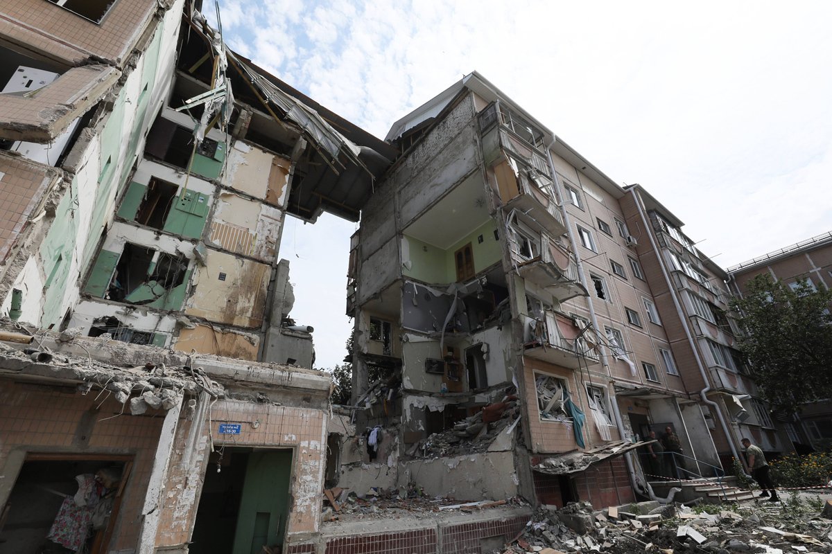 Вид на разрушенный подъезд многоэтажного дома в Шебекино, 15 июня 2024 года. Фото: Павел Колядин / Спутник / Imago Images / SNA / Scanpix / LETA