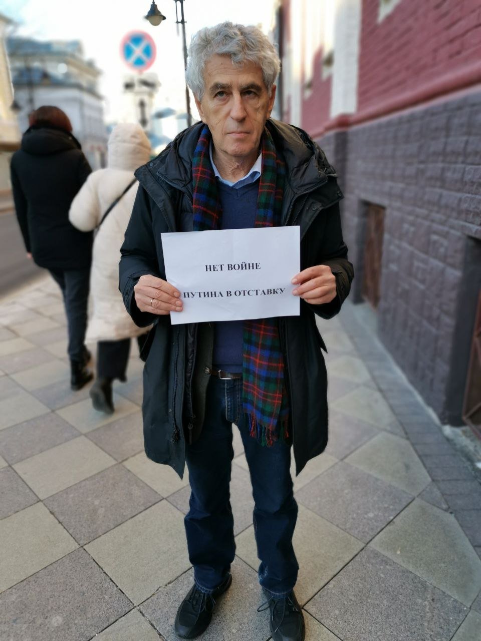 “No to war. Putin must resign!” Leonid Gozman’s one-man protest in Moscow. Photo: Leonid Gozman on X