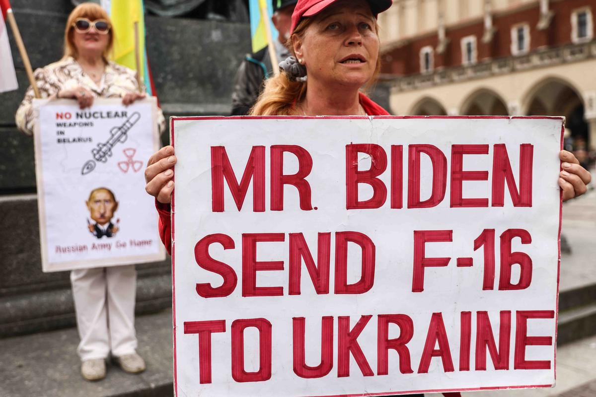 Участники акции держат плакаты с просьбой предоставить украинской армии истребители F-16, Краков, Польша, 16 мая 2023 года. Фото: Beata Zawrzel / NurPhoto / Getty Images