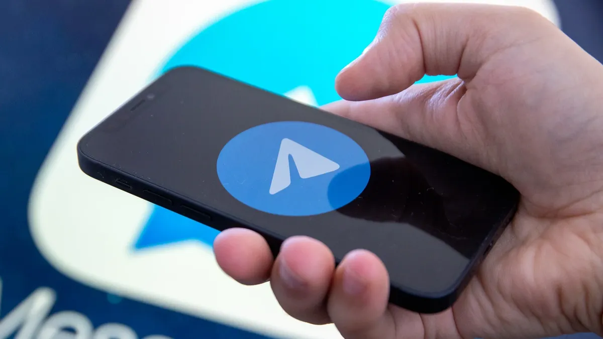 Роскомнадзор подтвердил блокировку WhatsApp и Telegram в России