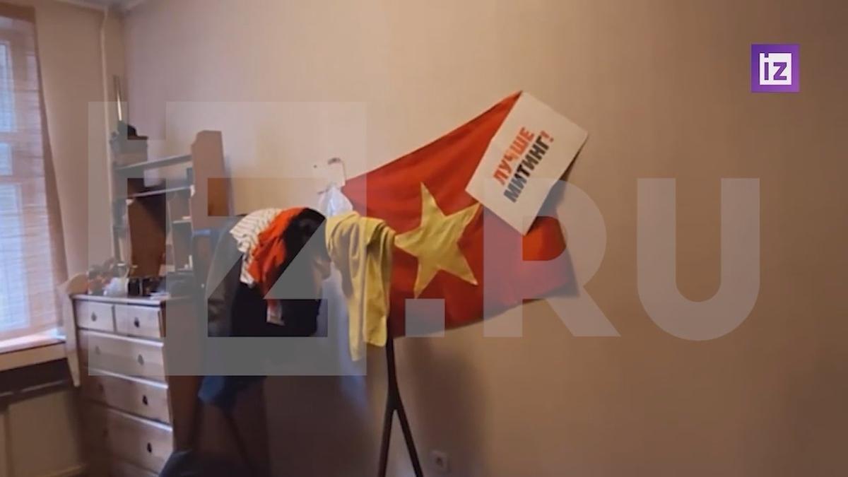 Флаг в квартире во время обыска у Надежды Кеворковой. Фото:  IZ.RU  / Telegram