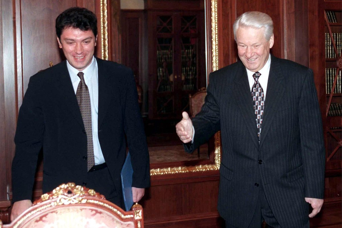 Президент России Борис Ельцин и вице-премьер Борис Немцов перед встречей в Кремле, Москва, 24 декабря 1997 года. Фото: ИТАР-ТАСС / EPA