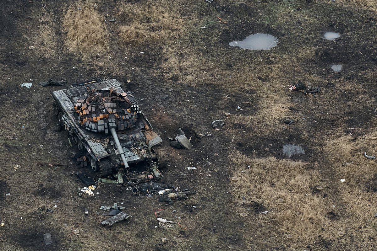 Тела погибших российских солдат и уничтоженный российский танк, 23 декабря 2023 года. Фото: Константин Либеров / Libkos / Getty Images