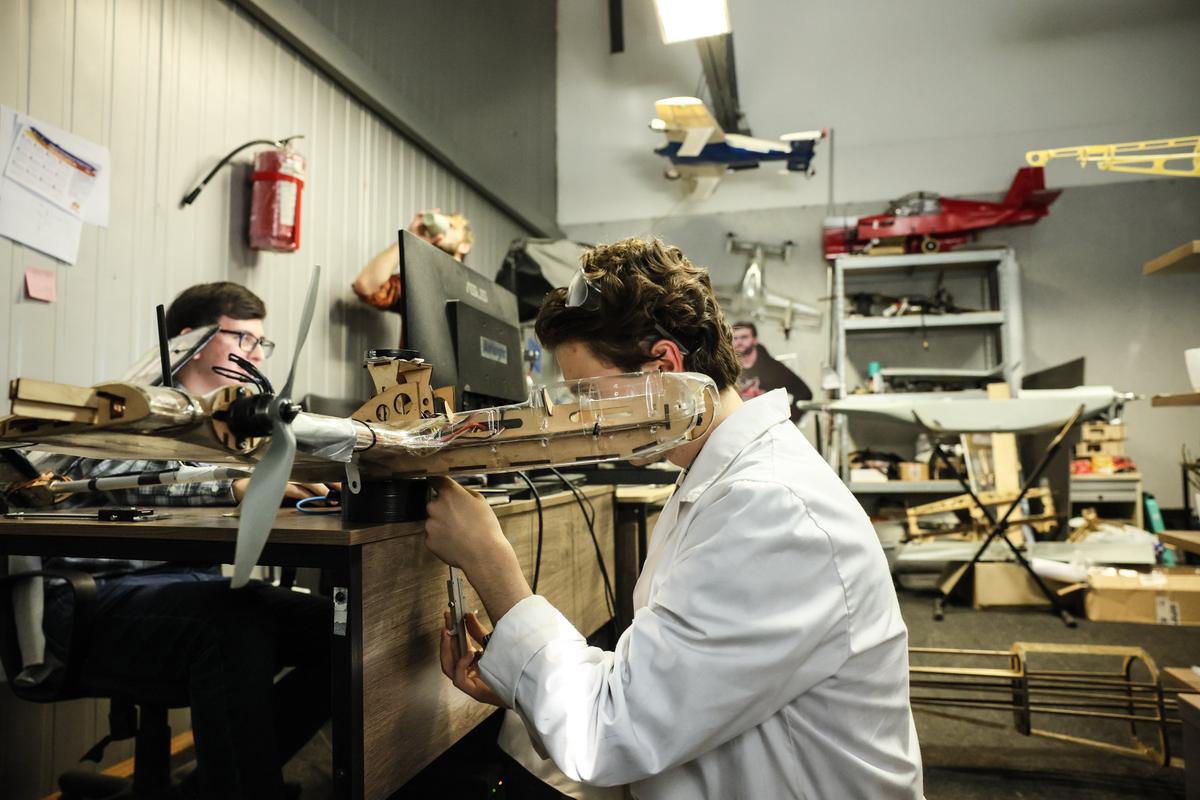 Engineers build drones in Kyiv, Ukraine, 19 September 2023. Photo: EPA-EFE/OLEG PETRASYUK