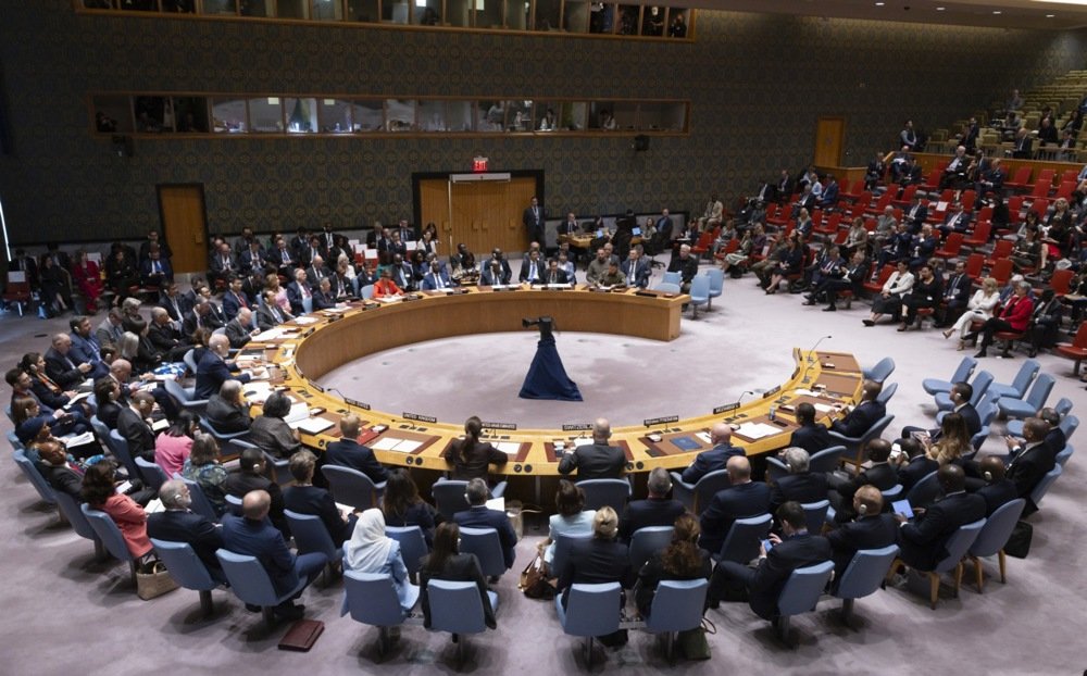 Владимир Зеленский (за круглым столом, справа на заднем плане) выступает на заседании Совета Безопасности ООН по поводу войны между Украиной и Россией, 20 сентября 2023 г. Фото: EPA-EFE/JUSTIN LANE.
