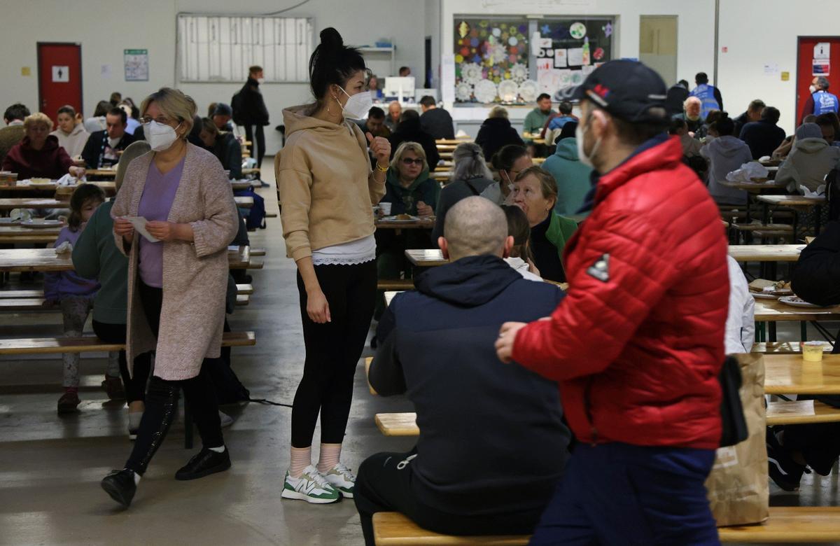 Беженцы из Украины получают еду в столовой центра регистрации беженцев в бывшем аэропорту Тегель, 9 декабря 2022 года в Берлине, Германия. Фото: Sean Gallup / Getty Images