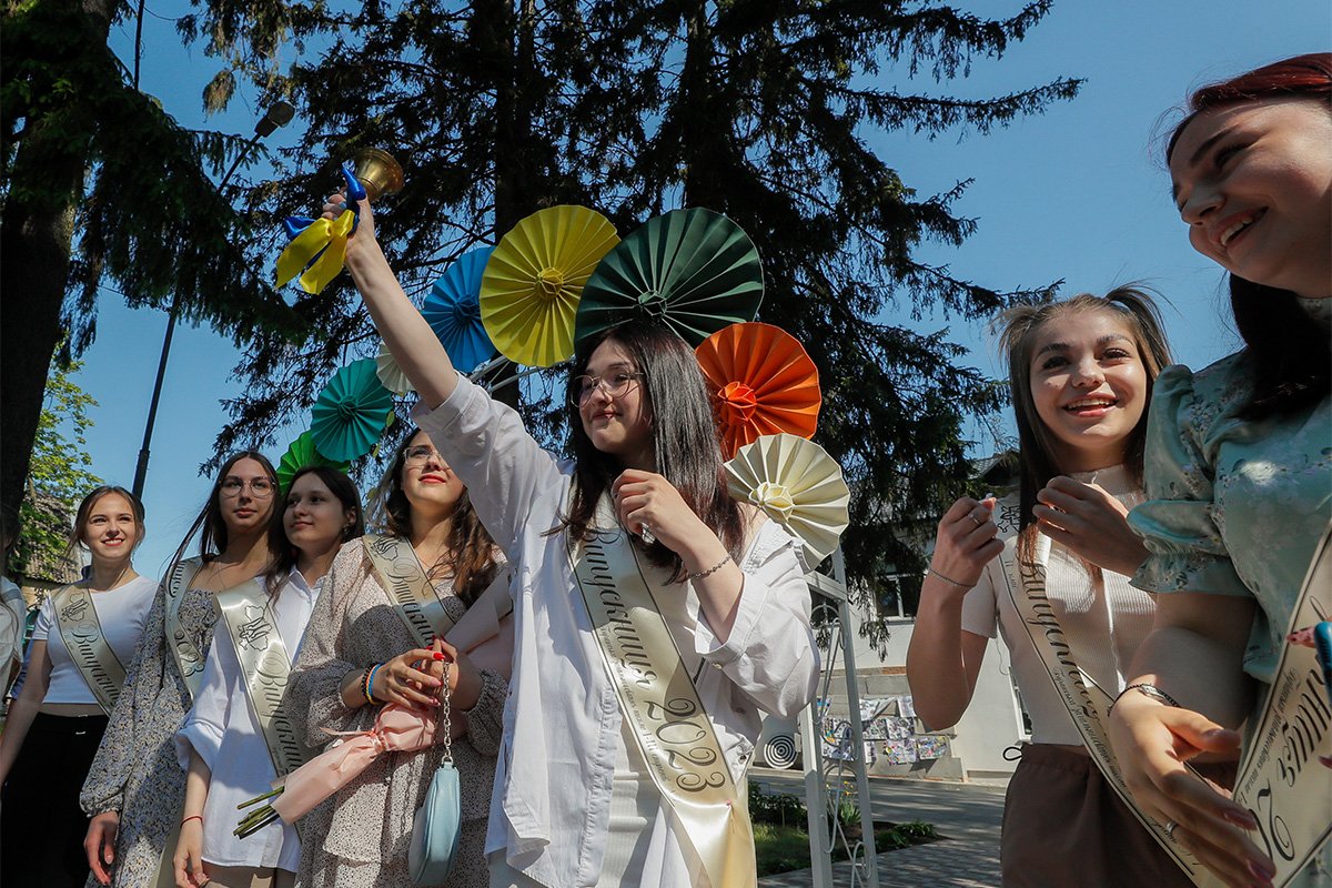 Выпускники празднуют «Последний звонок» в последний день занятий в школе в Буче, 31 мая 2023 года. Фото: Сергей Долженко / EPA-EFE
