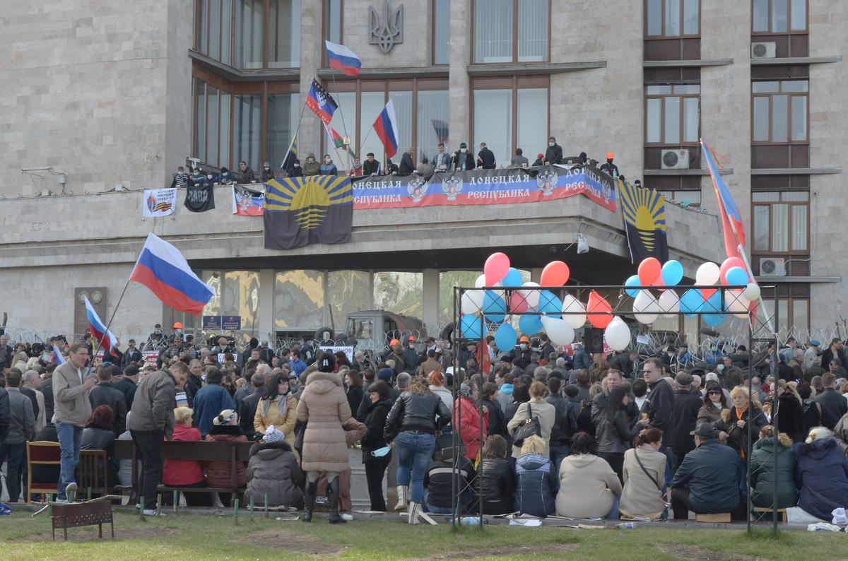 Митинг возле захваченного здания Донецкой ОГА, проходивший 7 апреля 2014 года. Фото:  Wikimedia Commons , CC BY-SA 3.0