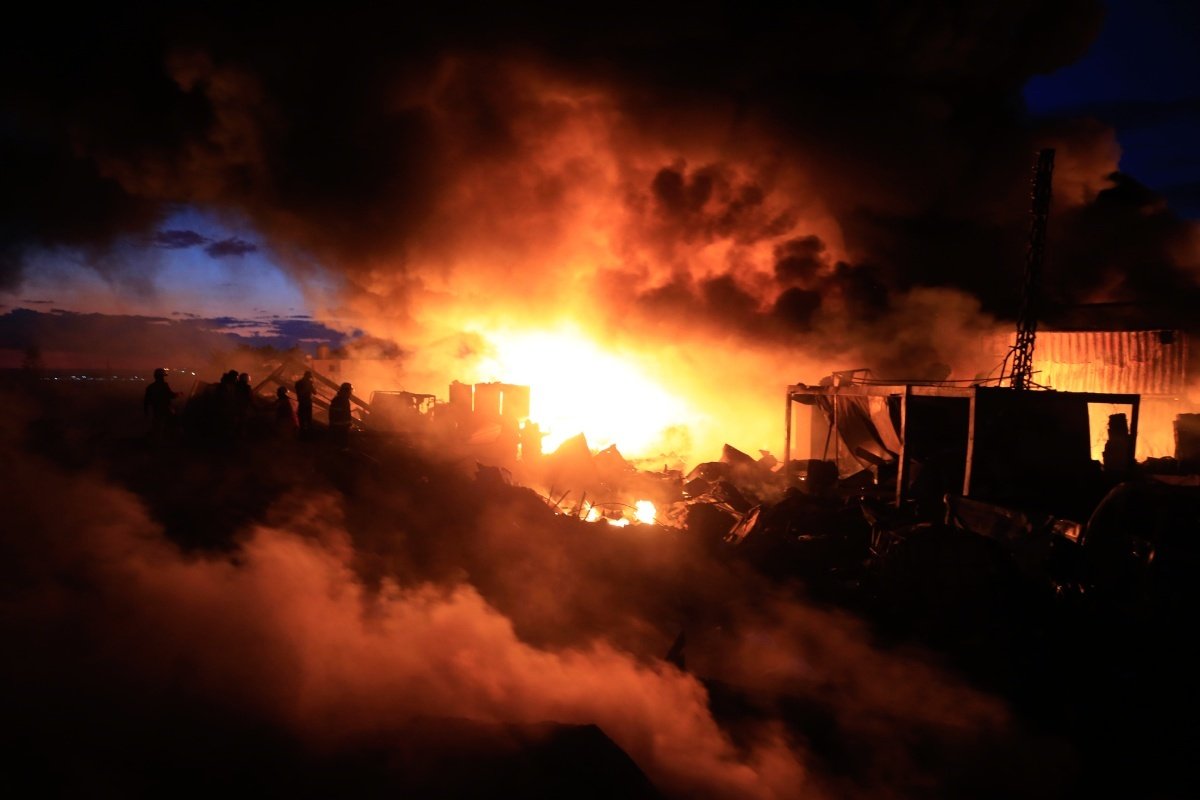Пожарные тушат огонь на разрушенном складе в промышленном районе после израильского авианалета в южном прибрежном городе Газиех, Ливан, 19 февраля 2024 года. Фото: Stringer / EPA-EFE