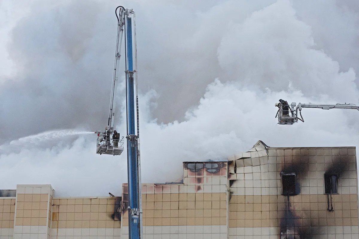 Extinguishing the fire at the Winter Cherry shopping centre in Kemerovo, 25 March, 2018. Photo: Sergey Gavrilenkov/Kommersant/Sipa USA/Vida Press