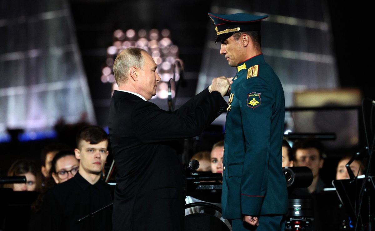 Владимир Путин во время награждения военных на церемонии в честь 80-летия битвы на Курской дуге. Фото: Kremlin.ru