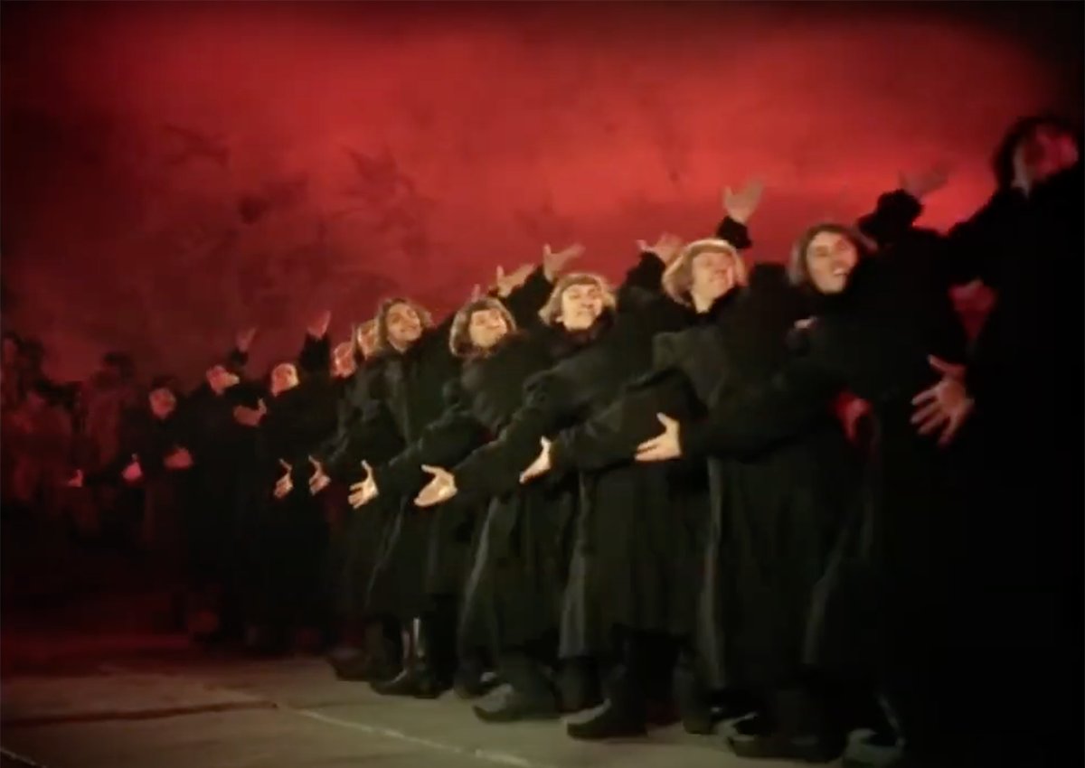 Кадр сцены с танцующими опричниками из фильма «Иван Грозный». Фото: YouTube