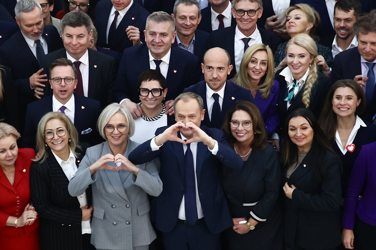 Лидер партии «Гражданская платформа» Дональд Туск позирует для фото с членами парламента после заседания парламента. 11 декабря 2023 года. Фото: Jakub Porzycki / Anadolu / Getty Images