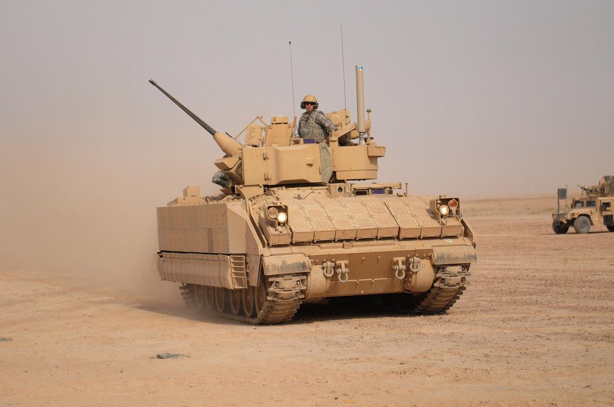 M2A3 Брэдли 1-й кавалерийской дивизии США с комплектом навесной динамической защиты, Ирак, 2011 год. Фото:  Wikimedia Commoms ,  Sgt. Quentin Johnson , 2nd AAB PAO, 1st Cav. Div., USD N.