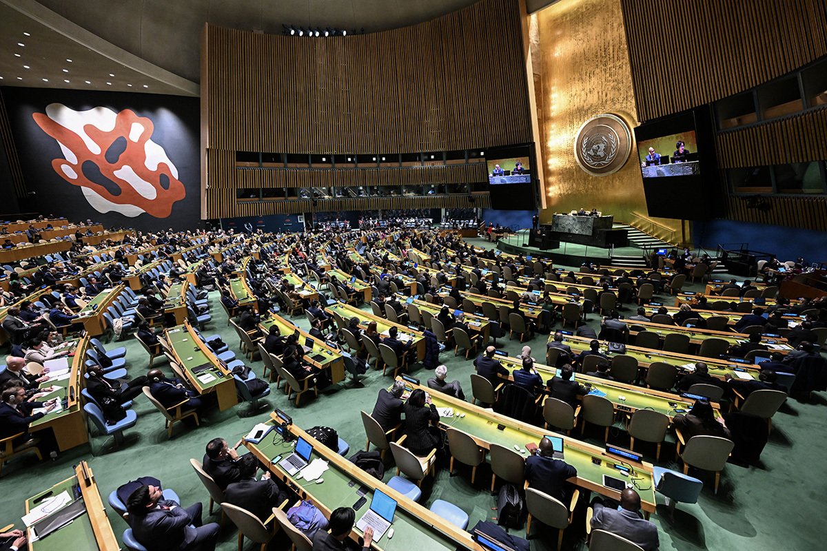 Общий вид внутри Генеральной Ассамблеи Организации Объединенных Наций (ООН) в Нью-Йорке 12 декабря 2023 года. Фото: Fatih Aktas / Anadolu / Getty Images