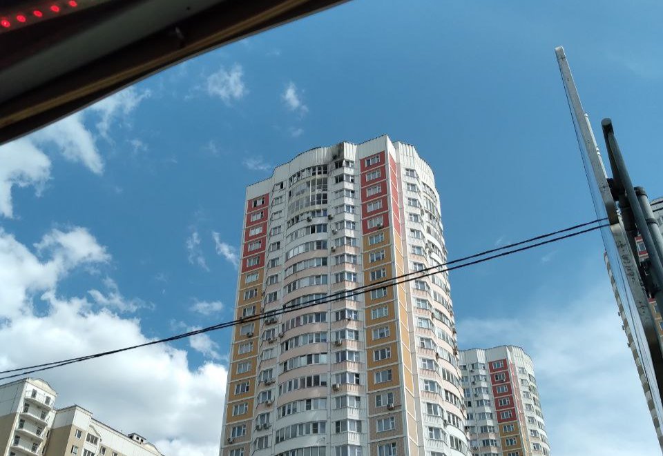Результат падения дрона на ул. Атласова, 11 в Новой Москве. На верхнем этаже видны следы повреждений. Фото: очевидцы для «Новой-Европа»