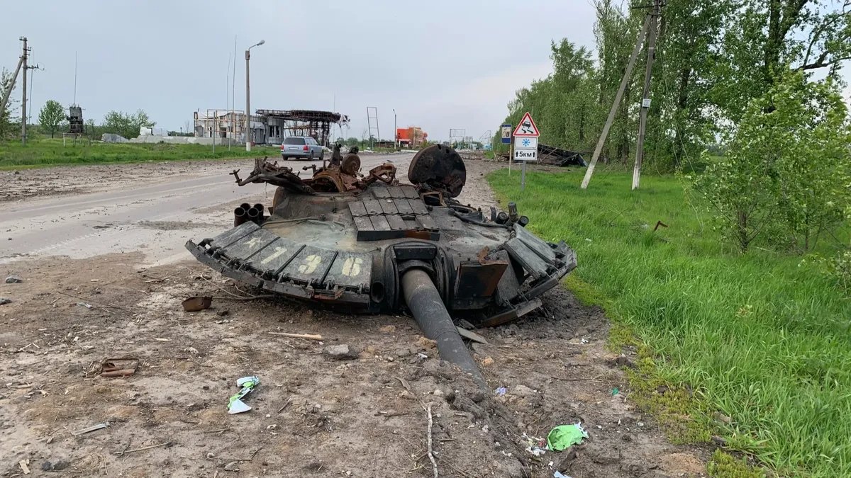 Russian tank with torn off turret. Photo: Olga Musafirova