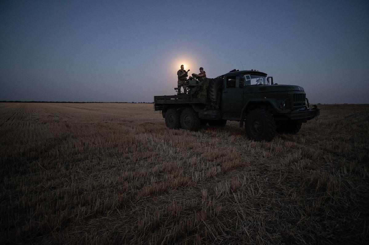 Two soldiers from a Ukrainian anti-aircraft artillery brigade scan their sector for Shahed drones on Ukraine's southern frontline, 8 July 2025. Photo: EPA / Maria Senovilla
