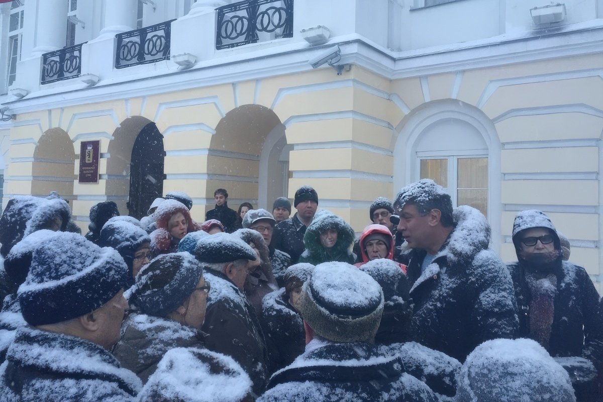 Me mbështetësit në hyrje të Dumës Rajonale të Yaroslavl në ditën e votimit për të anuluar zgjedhjen e kryetarit të qytetit, 12 dhjetor 2014.  Foto: Boris Nemtsov / VK