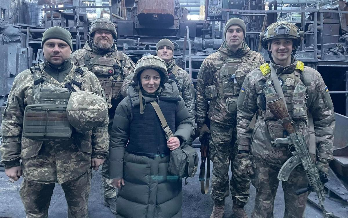 Фото: Анна Маляр с бойцами ВСУ/фейсбук