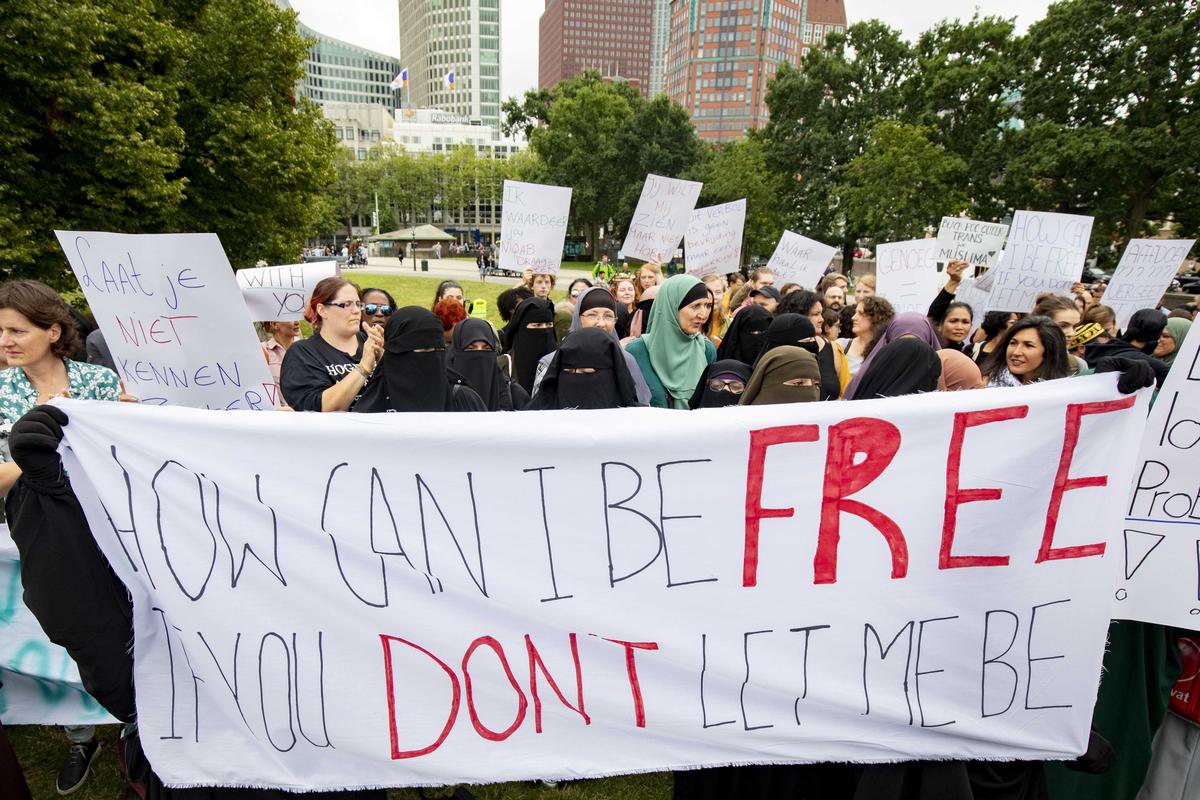 Женщины на митинге против запрета на ношение паранджи в Гааге, Нидерланды. Фото: EPA-EFE/NIELS WENSTEDT