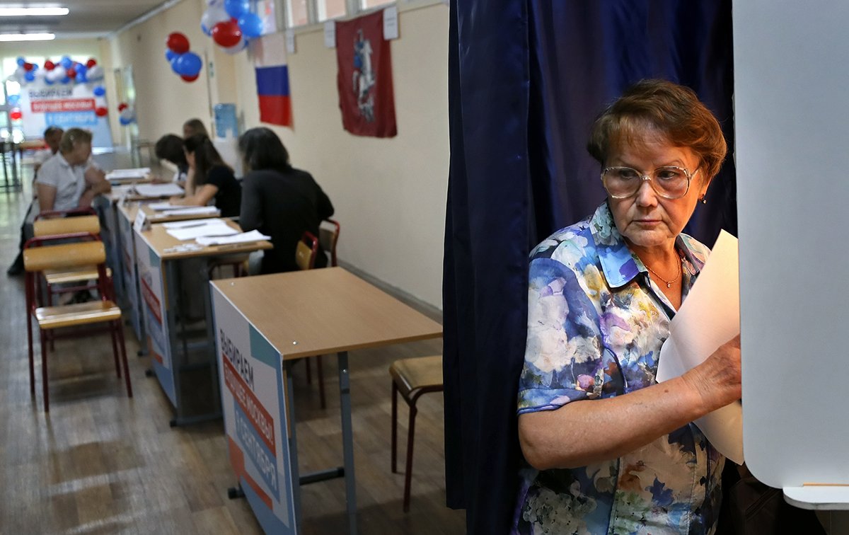 Россияне голосуют во время выборов мэра на избирательном участке в Москве, Россия, 09 сентября 2018 года. Фото: Юрий Кочетков / EPA-EFE