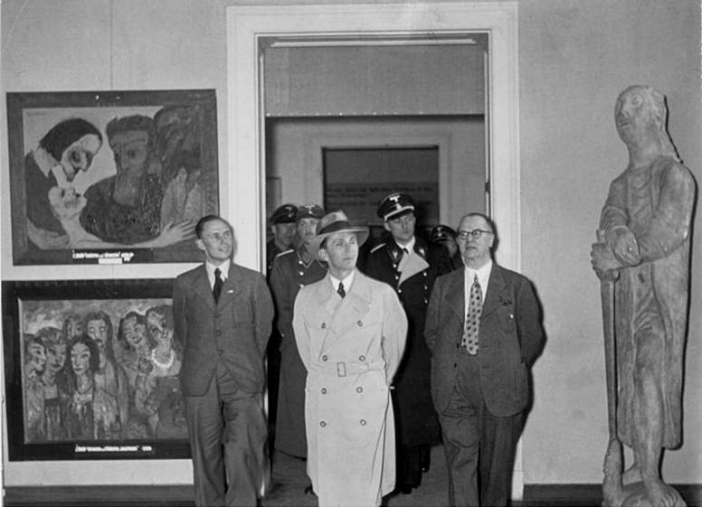 Посещение Геббельсом выставки «дегенеративного искусства», 1937 год. Фото: Wikimedia Commons