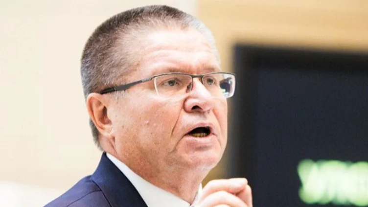 Алексей Улюкаев: 
Мы стоим у нашего барака, // 
Ожидая, чтобы добрый бог // 
Нам явил каким-то тайным знаком ...