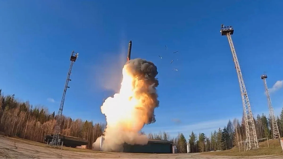 Запуск межконтинентальной баллистической ракеты «Ярс» с полигона в Плесецке в рамках учений ядерных сил России, 22 октября 2025 года. Скриншот из видео<a href="https://t.me/mod_russia/57779" target="_blank">Минобороны РФ</a>