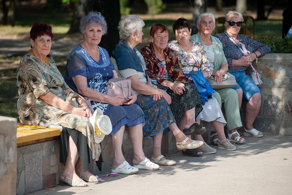 Российские пенсионеры отдыхают в парке Победы в Тамбове. Фото: Лев Власов / SOPA Images / LightRocket / Getty Images