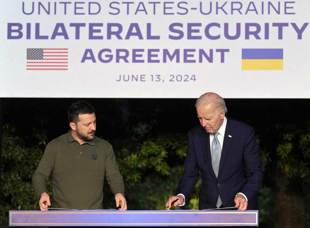 Джо Байден и Владимир Зеленский подписывают соглашение о безопасности на саммите G7 в Италии, 13 июня 2024 года. Фото: Ettore Ferrari / EPA-EFE