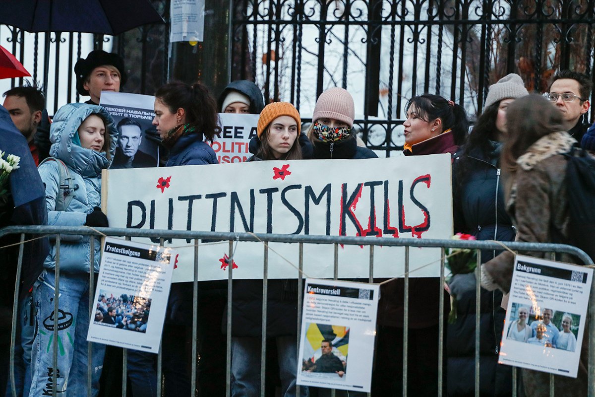 Демонстрация у российского посольства в Осло в связи со смертью Алексея Навального, 16 февраля 2024 года. Фото: Frederik Ringnes / EPA-EFE