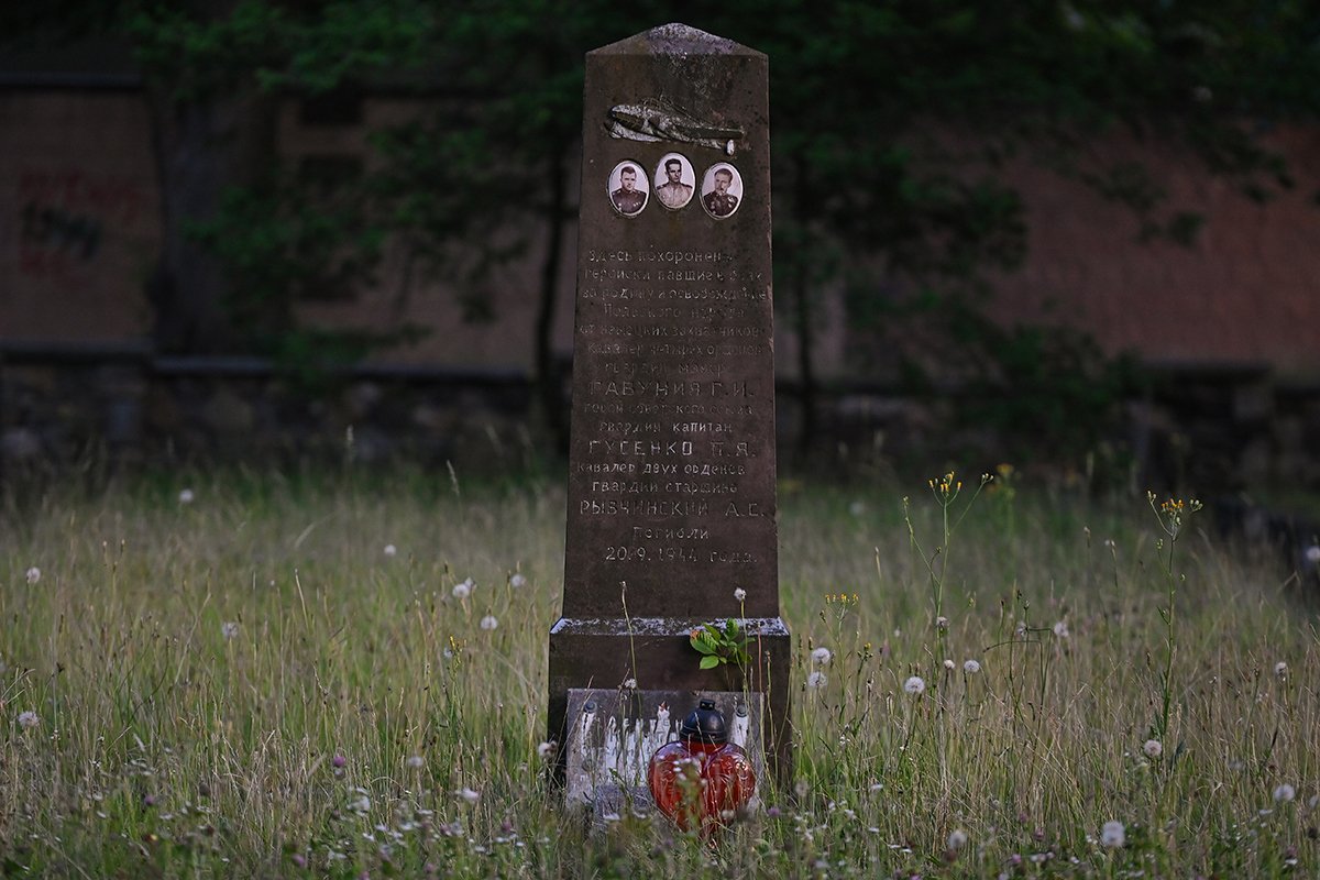 Памятник погибшим летчикам Красной Армии на территории кладбища Советской Красной Армии в Жешуве (Польша), 23 июня 2022 года. Фото: Artur Widak / NurPhoto / Getty Images