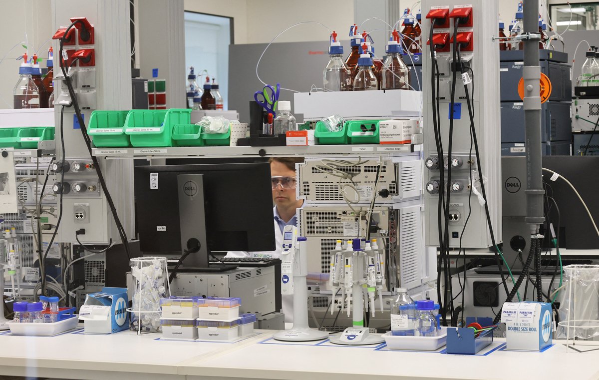 Сотрудник компании BioNTtech в исследовательской лаборатории по разработке вакцин против рака на основе мРНК в Майнце, Германия, 27 июля 2023 года. Фото: Wolfgang Rattay / Reuters / Scanpix / LETA