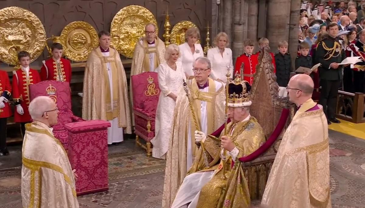 Архиепископ возложил на Карла III корону Святого Эдуарда. Скриншот трансляции