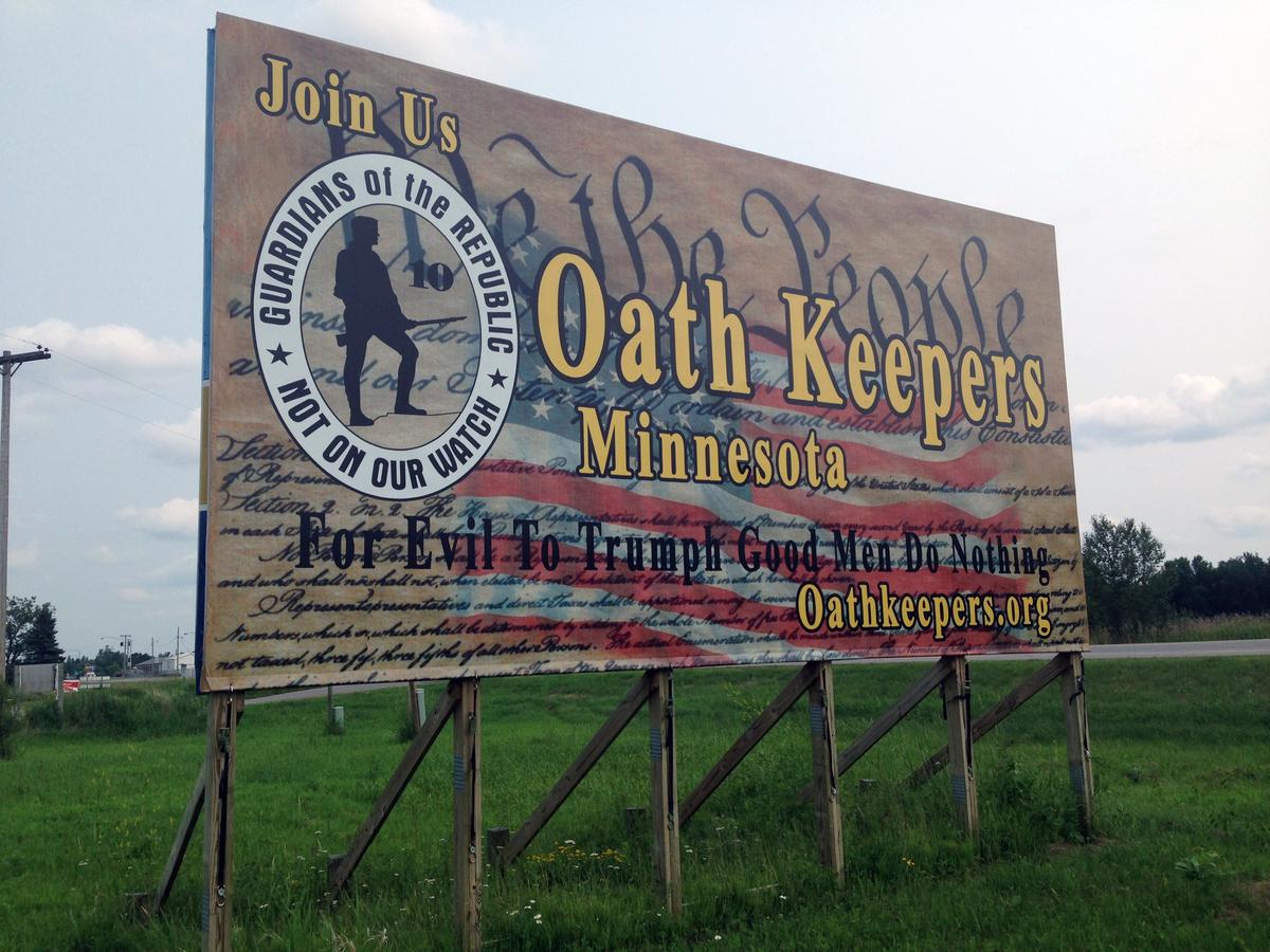 Рекламный щит «Хранители клятвы». Пайн-Ривер, Миннесота, 2015 год. Фото:  Wikimedia Commons , CC0
