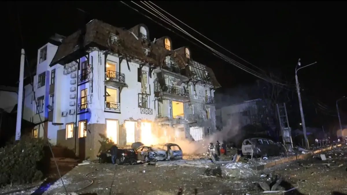 Hotel struck by shelling in Kharkiv. Photo: Kharkiv Department for Emergency Situations