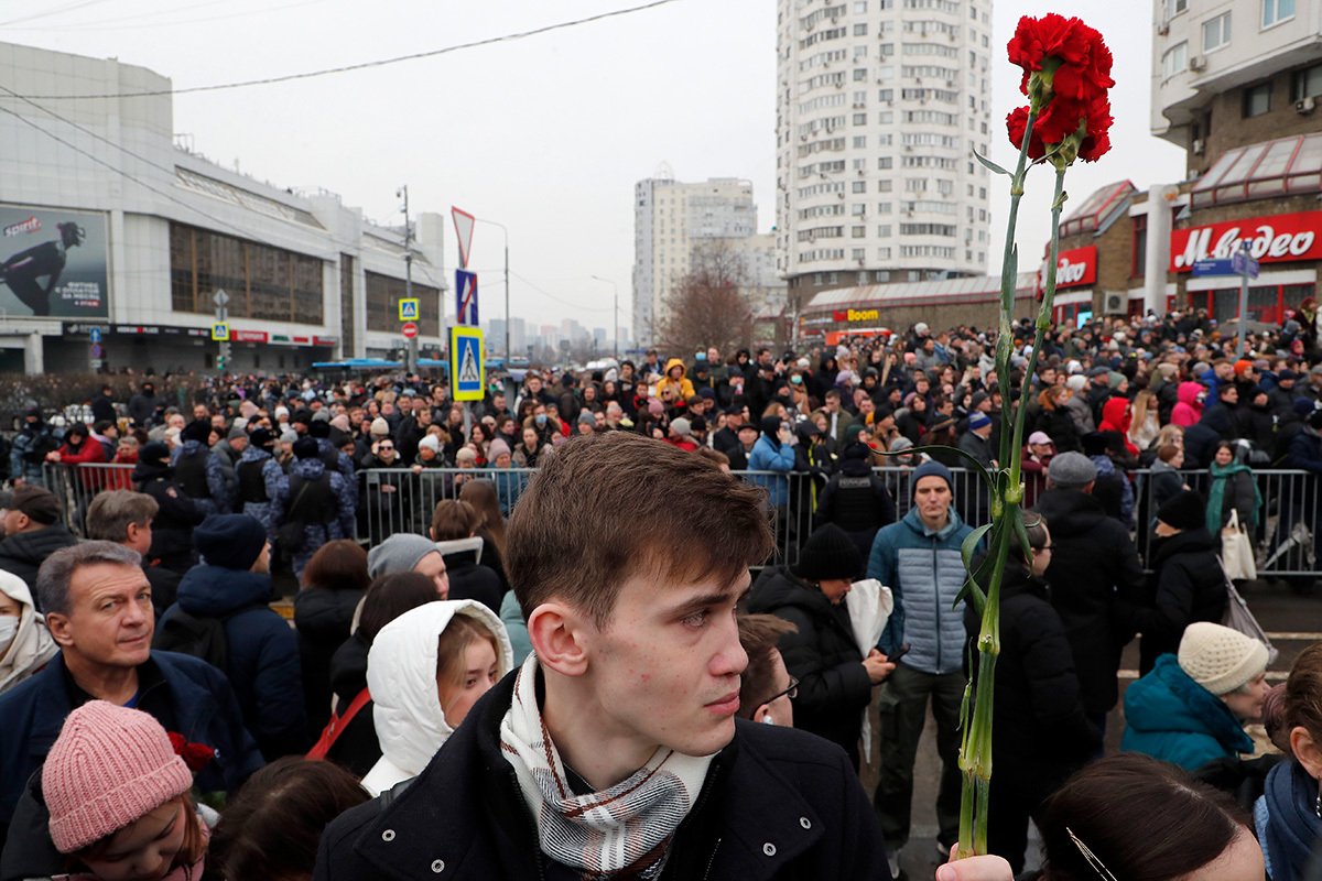 Толпа людей у церкви перед похоронами Алексея Навального в Москве, 1 марта 2024 года. Фото: Максим Шипенков / EPA-EFE