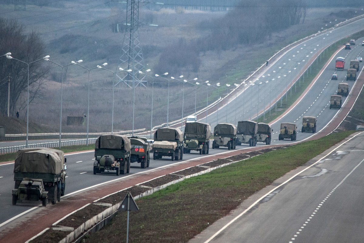 Украинская военная колонна движется по дороге недалеко от Донецка, 10 апреля 2014 года. Фото: Роман Пилипей / EPA