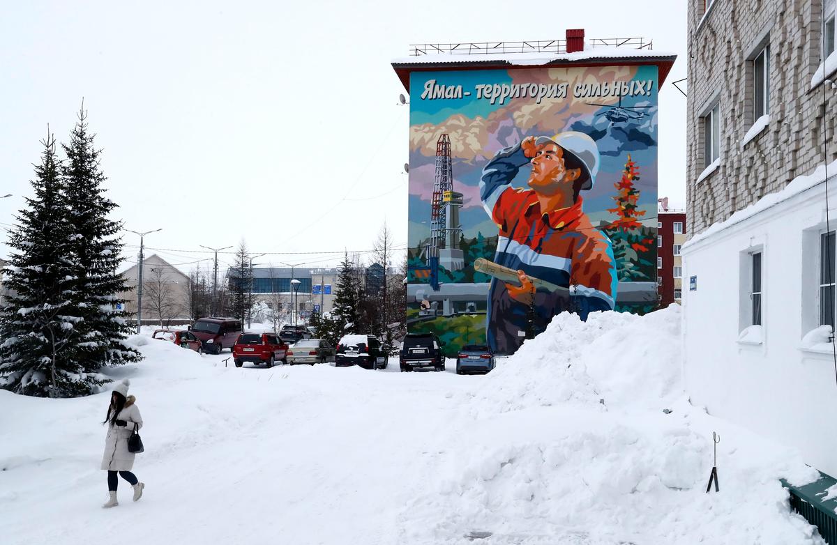 A mural in the city of Salekhard, the capital of Russia’s far northern Yamalo-Nenets region reads “Yamal — home of the strong”, 20 February 2024. Photo: EPA-EFE / ANATOLY MALTSEV