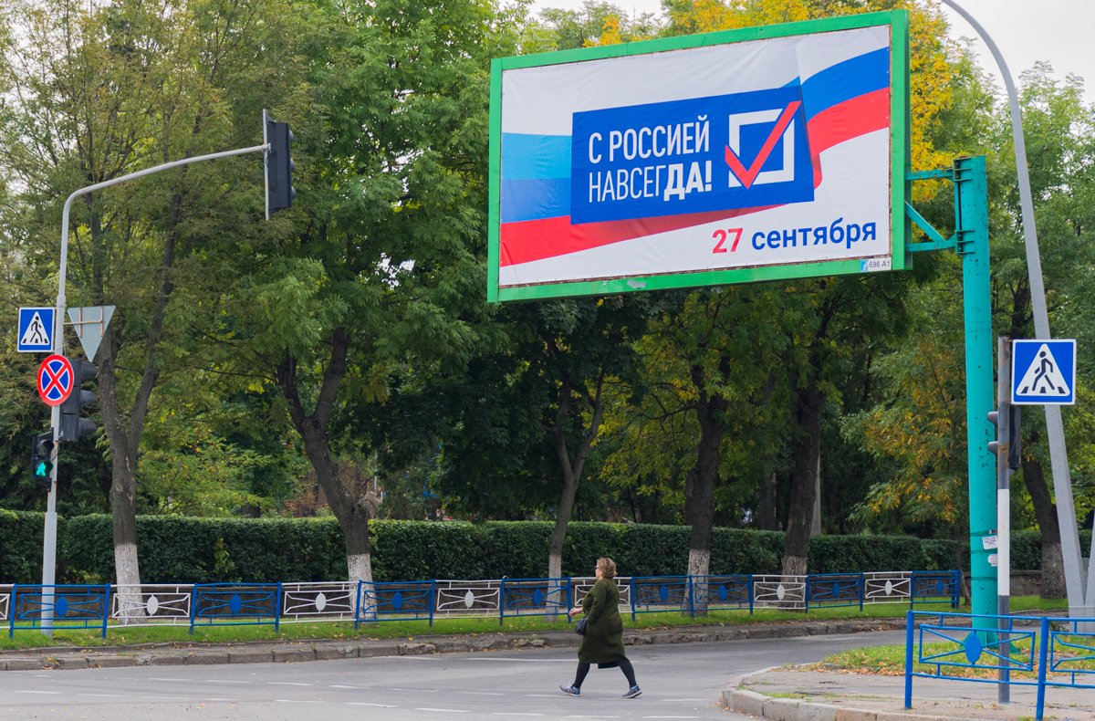 Агитационный билборд в Луганске, Украина, 22 сентября 2022 года. Фото: EPA
