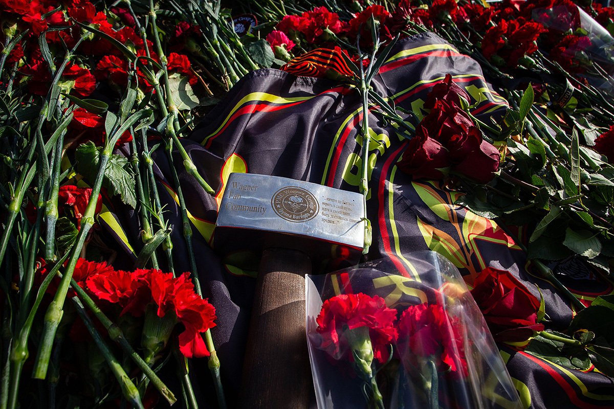 Vendosja e luleve dhe një vare, një nga simbolet e grupit Wagner PMC, në memorialin spontan në kujtim të Yevgeny Prigozhin në Qendrën Wagner PMC në Shën Petersburg, 24 gusht 2023.  Foto: Artem Priakhin / SOPA Images / LightRocket / Getty Images