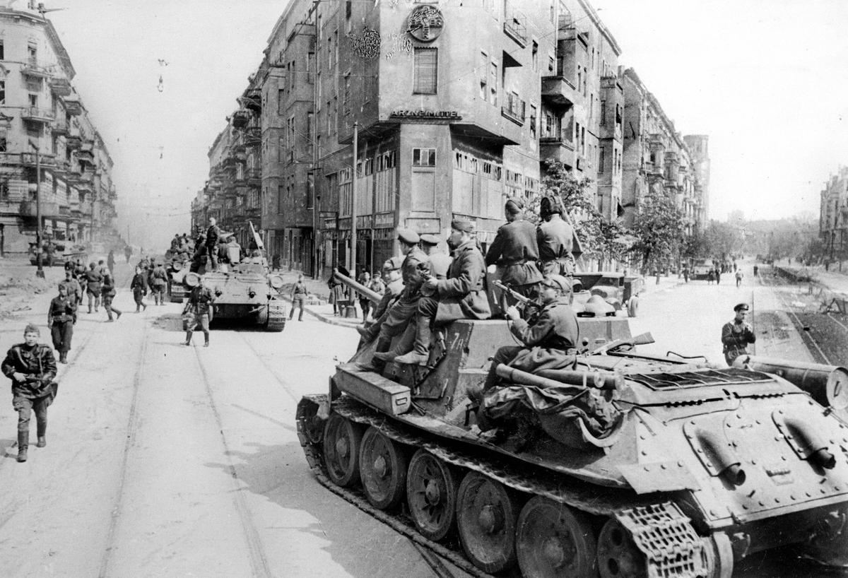 Советские танки в Берлине, 1945 год. Фото: Roger Viollet / Getty Images