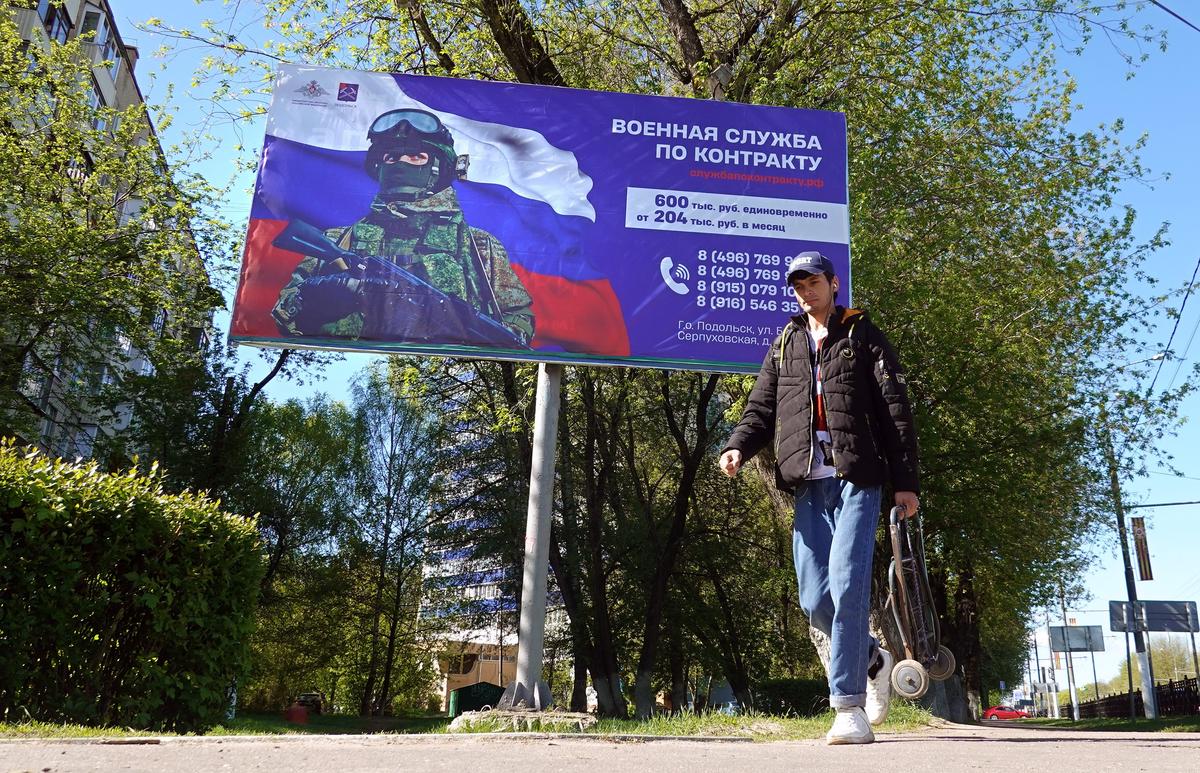 Рекламный щит с изображением российского солдата с лозунгом «Служба по контракту» в Подольске, Подмосковье, Россия, 02 мая 2023 г. Фото: EPA-EFE/MAXIM SHIPENKOV