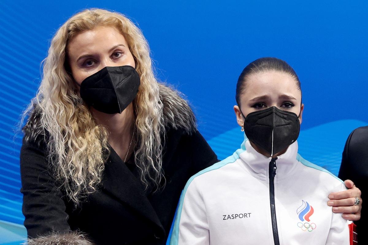 Камила Валиева с тренером Этери Тутберидзе на Олимпийских играх в Пекине, 17 февраля 2022 года. Фото: Matthew Stockman / Getty Images