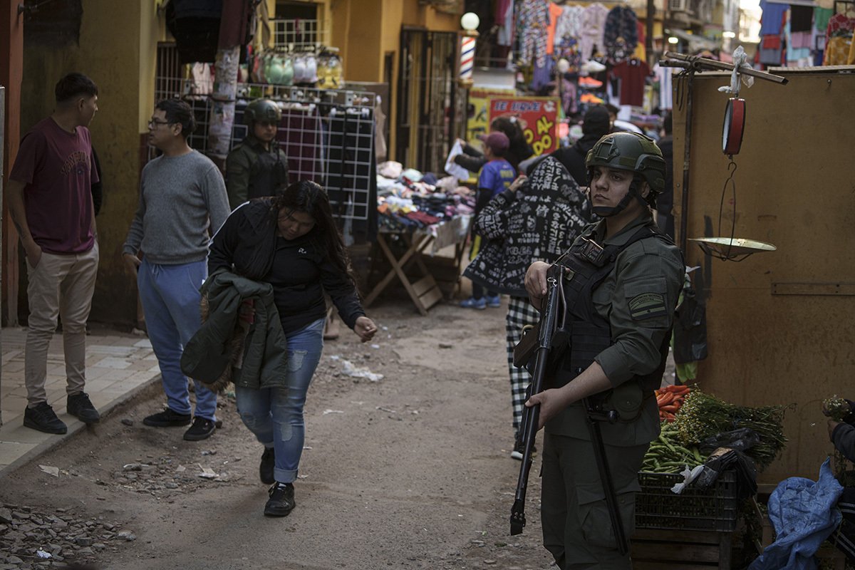 Вооруженные силы Национальной жандармерии охраняют помещения для предотвращения грабежей в Буэнос-Айресе, Аргентина, 26 августа 2023 года. Фото: Pablo Barrera / Anadolu Agency / Getty Images