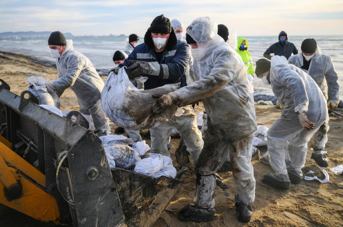 Volunteers collect sand drenched in oil, Anapa, Russia, 21 December 2024. Photo: Alexey Maishev / SNA / Scanpix / LETA